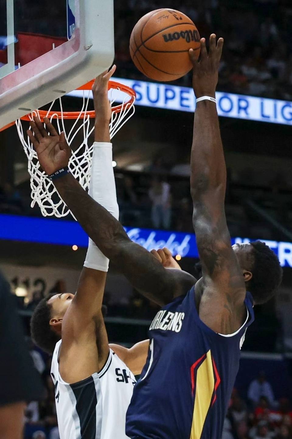 关于今晨新奥尔良鹈鹕备战NBA常规赛，完成体检细节曝光，赛场秩序良好，更衣室氛围转暖的信息